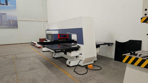 Punzonadora de torreta CNC