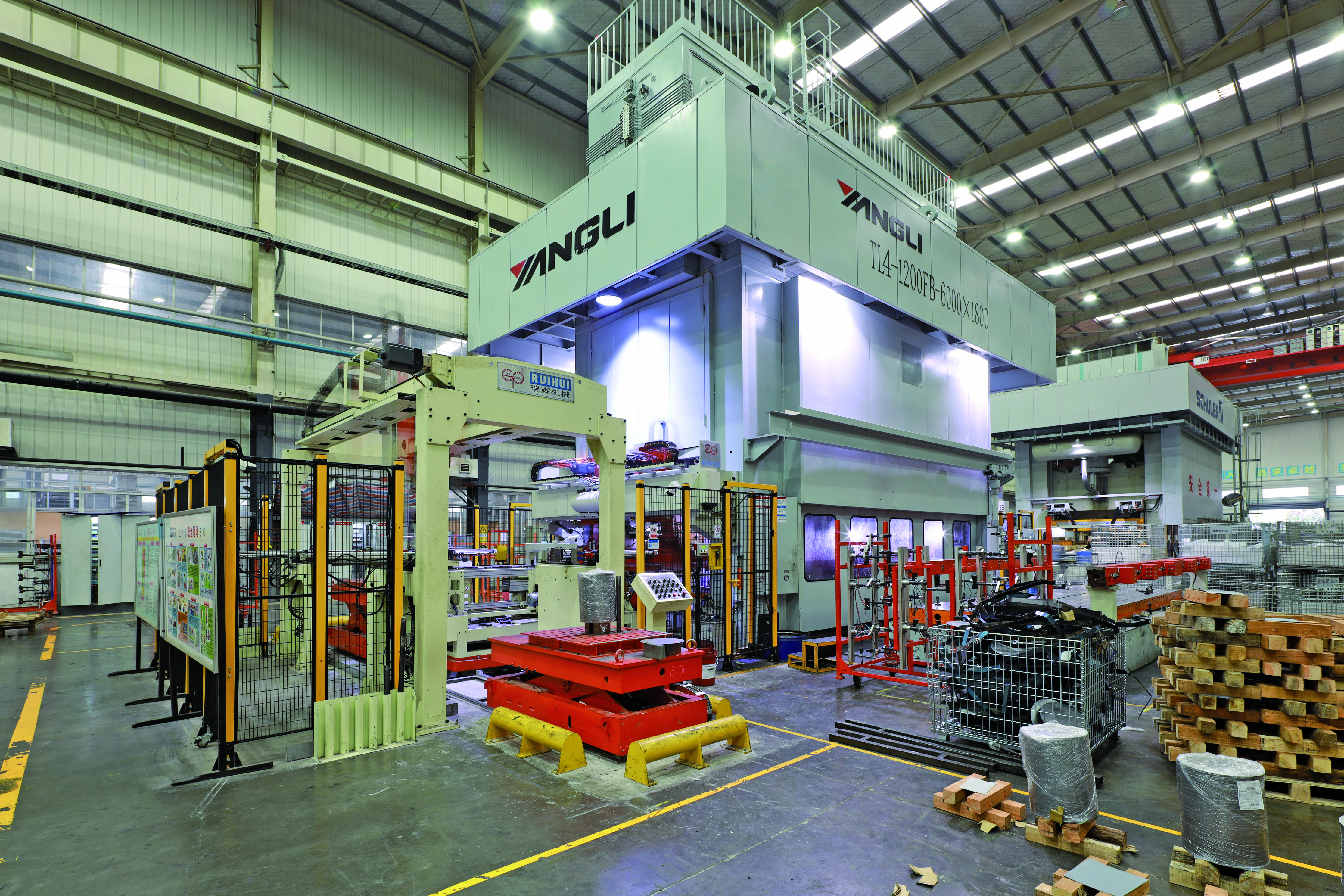 Tecnología CNC en estampado automotriz guía.JPG